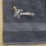 Πετσέτες με κεντημένο λογότυπο